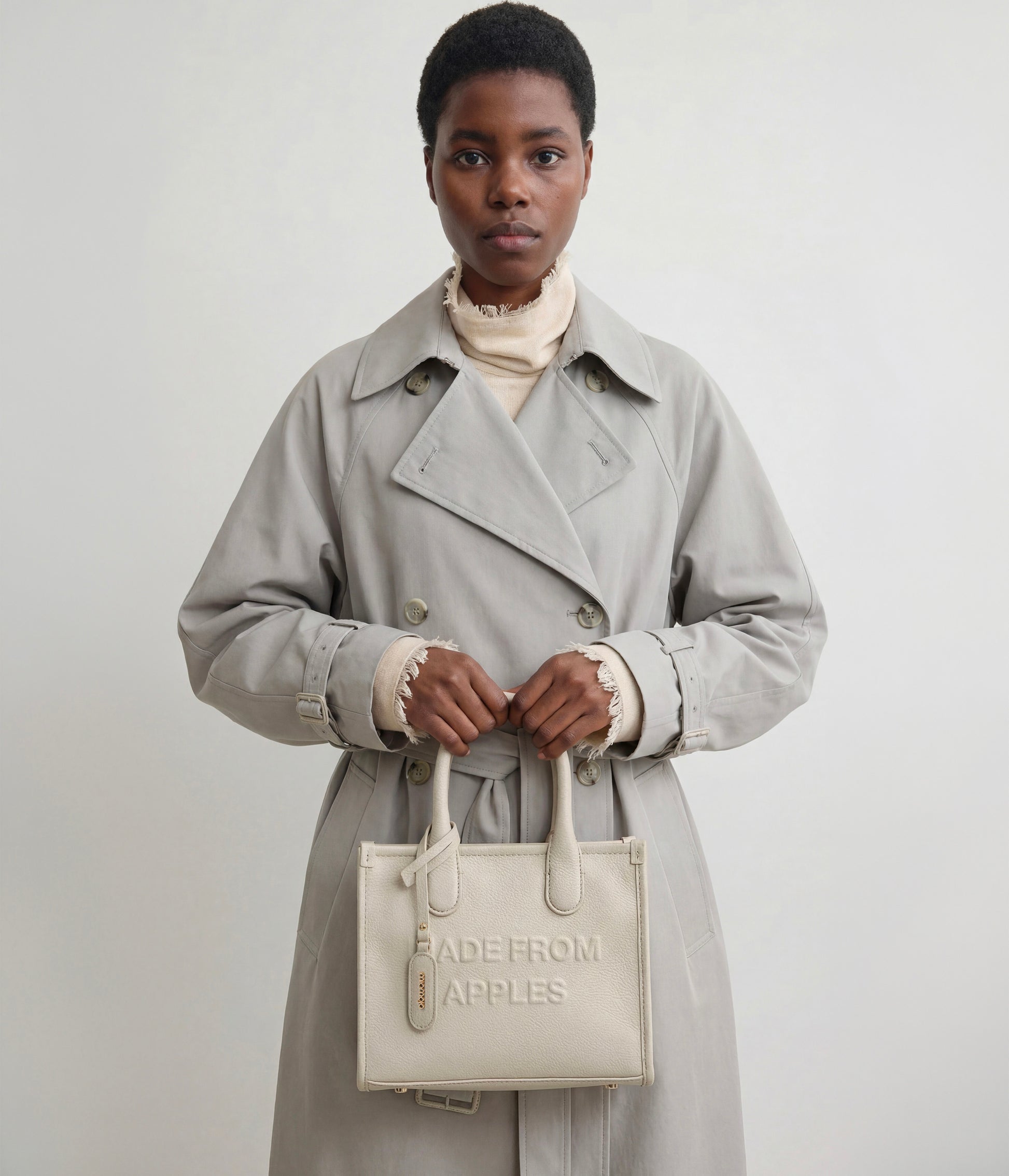 Alima Deluxe Tote M – Cloud White (Apple-Based)